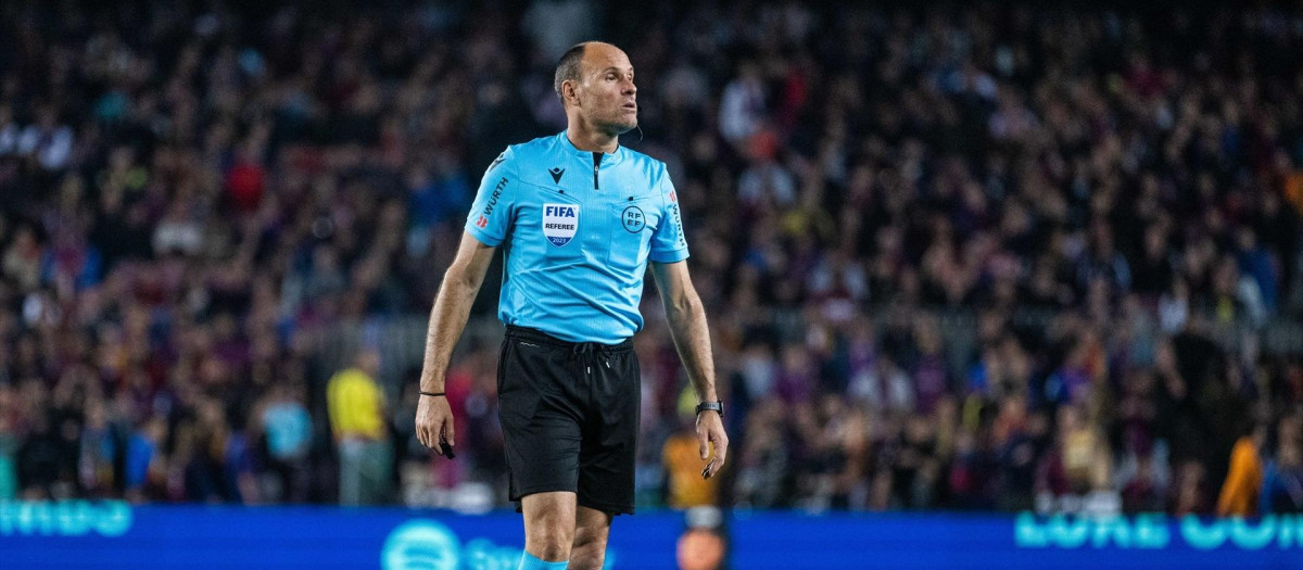 Antonio Mateu Lahoz, arbitrando un partido la temporada pasada