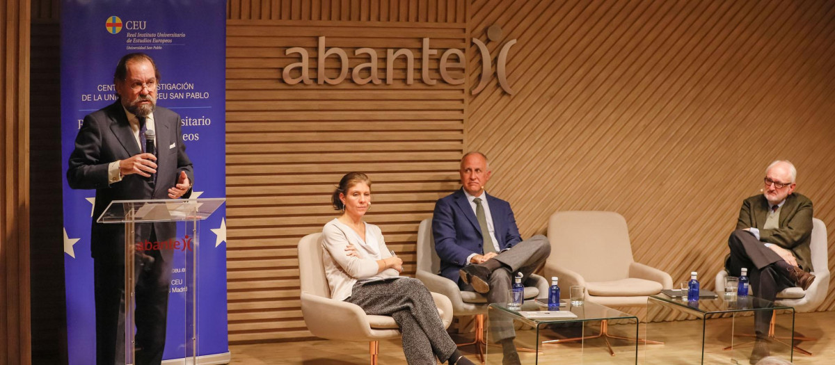 Ramón Pérez-Maura toma en la mesa redonda que comparte con Carlota García, Jorge Soley y Florentino Portero
