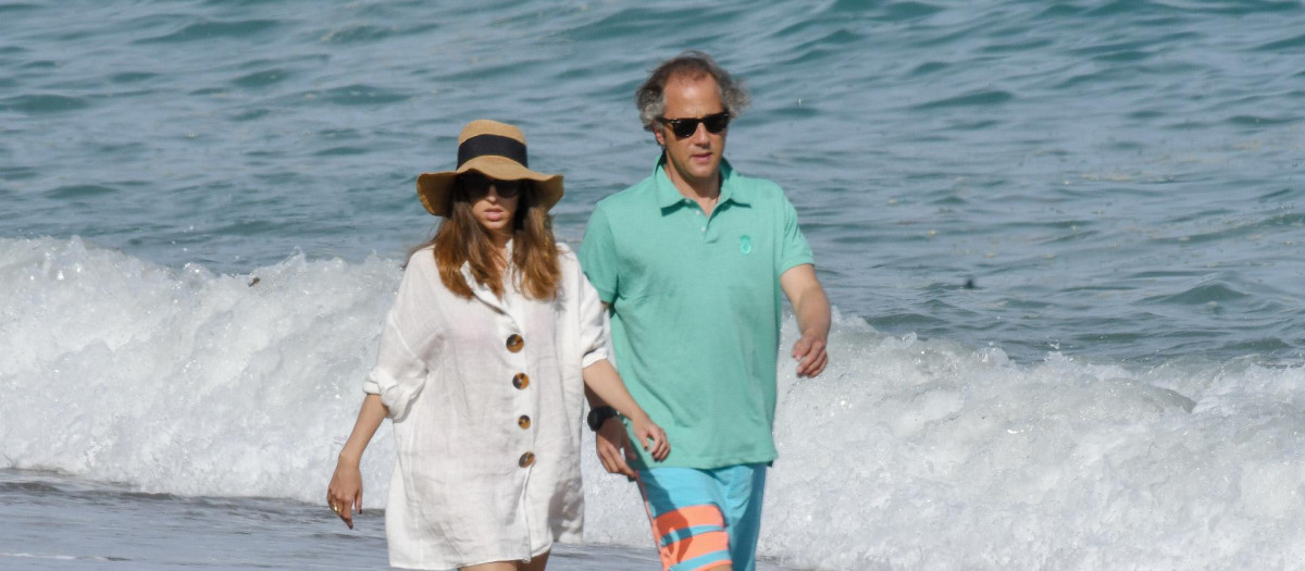 Luis Martínez de Irujo con su mujer Adriana Marín durante unas vacaciones en Marbella