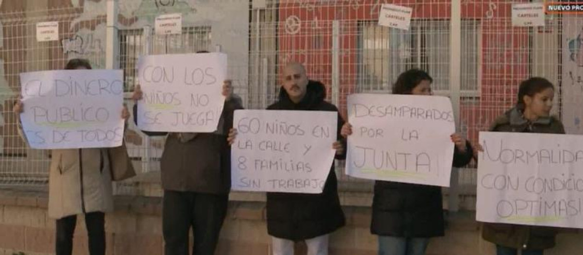 Familiares y trabajadores exigen soluciones, mientras los niños se han quedado sin centro a mitad de curso