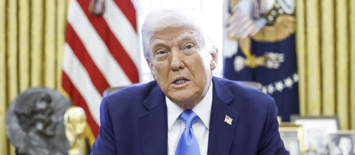 El presidente de Estados Unidos, Donald Trump, habla con periodistas mientras firma una serie de órdenes ejecutivas en la Oficina Oval de la Casa Blanca en Washington, DC, EE.UU.