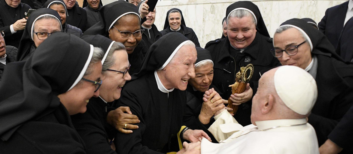 Unas entusiastas monjas abordan a Francisco en la audiencia de esta mañana
