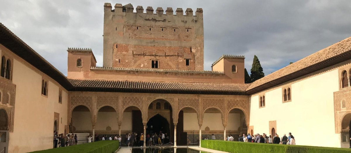 Un grupo de turistas visitando La Alhambra