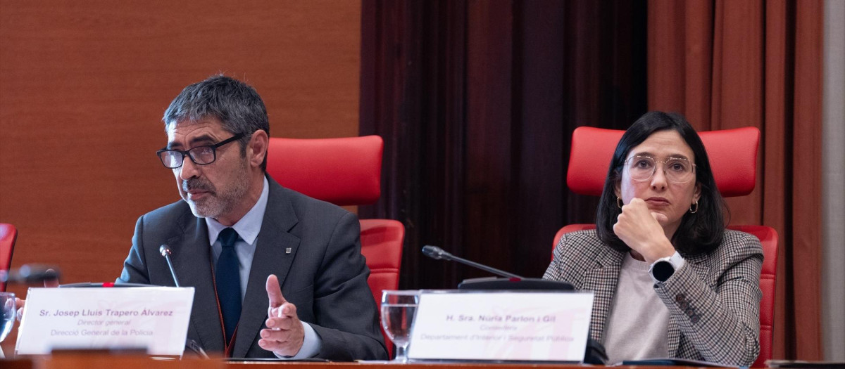 La consellera de Interior, Nuria Parlon, y el director general de Mossos, Josep Lluís Trapero, en el Parlament