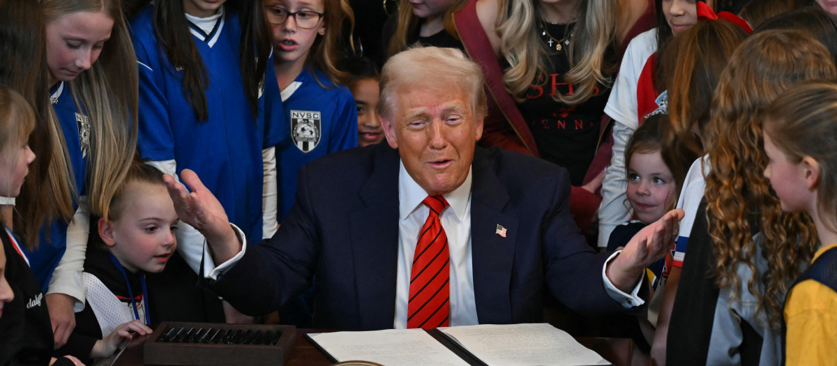 Trump firma una orden que prohíbe a los trans competir en los deportes femeninos
