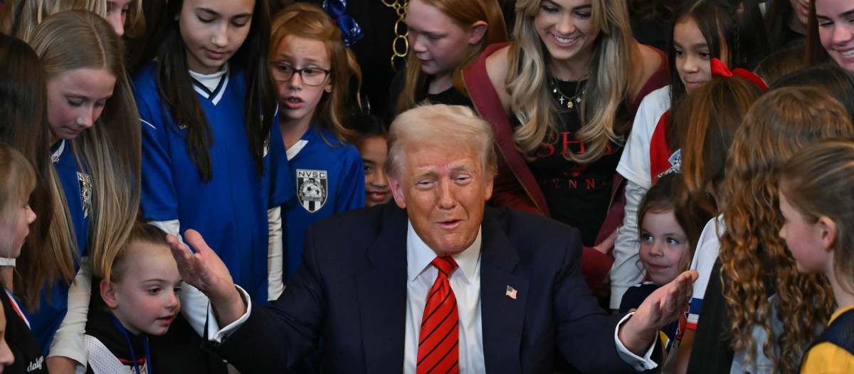 Trump firma una orden que prohíbe a los trans competir en los deportes femeninos
