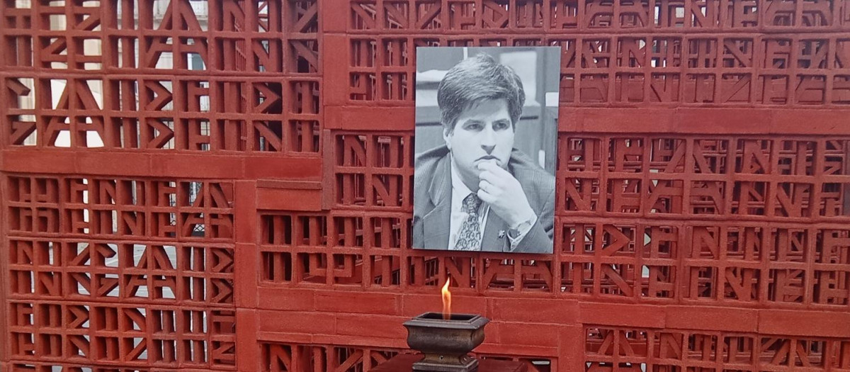 Fotografía y pebetero colocado en memoria de Gregorio Ordóñez