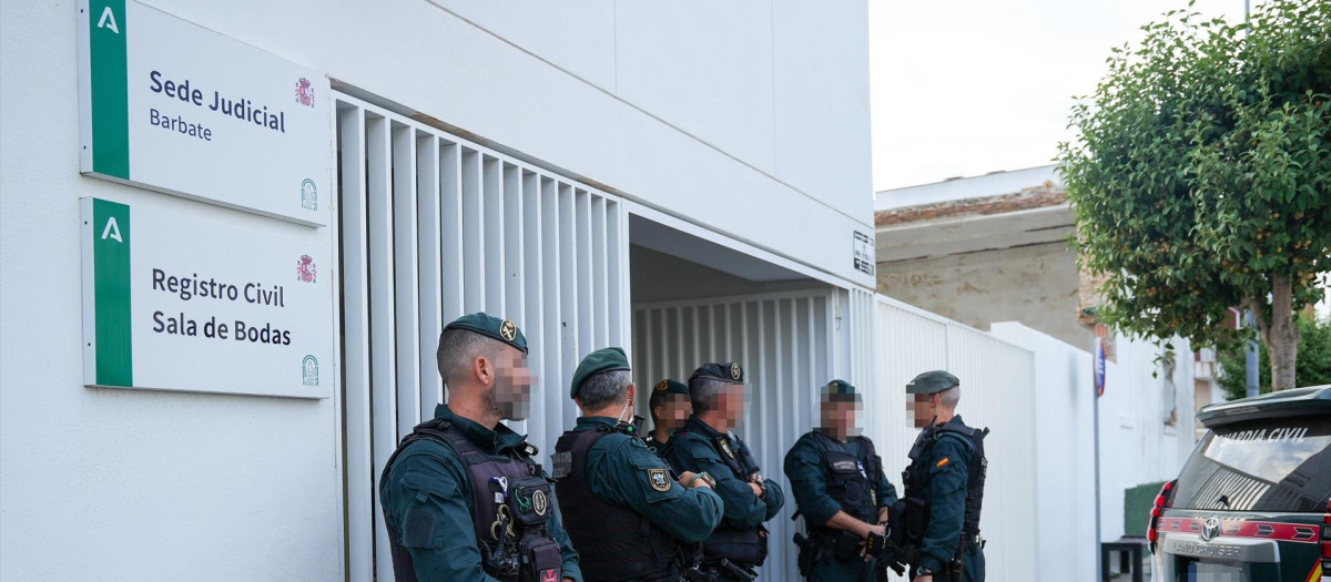 Entrada de los juzgados de Barbate custodiada por agentes de la Guardia Civil.