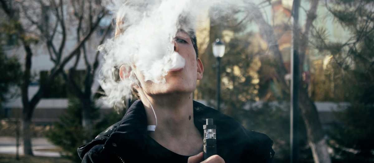 Mujer con un vaper