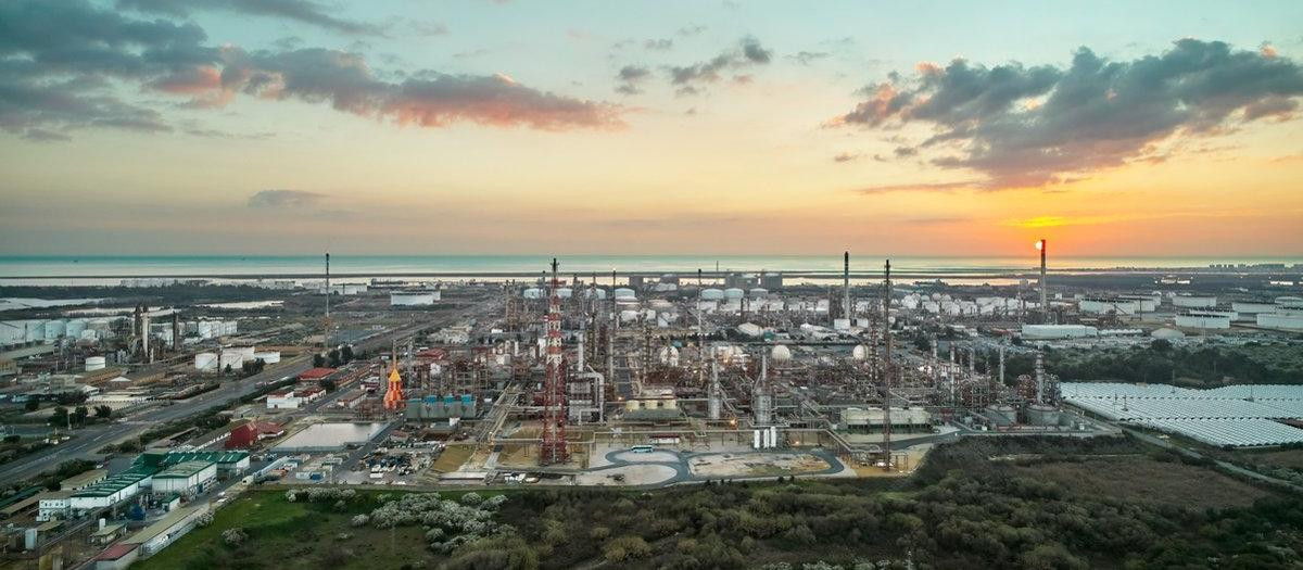 Vista panorámica de las instalaciones de Moeve, antigua Cepsa, en Huelva