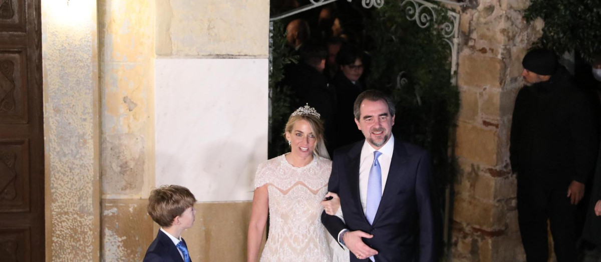Nicolás de Grecia y Chrysi Vardinogianni salen de la iglesia después de la ceremonia