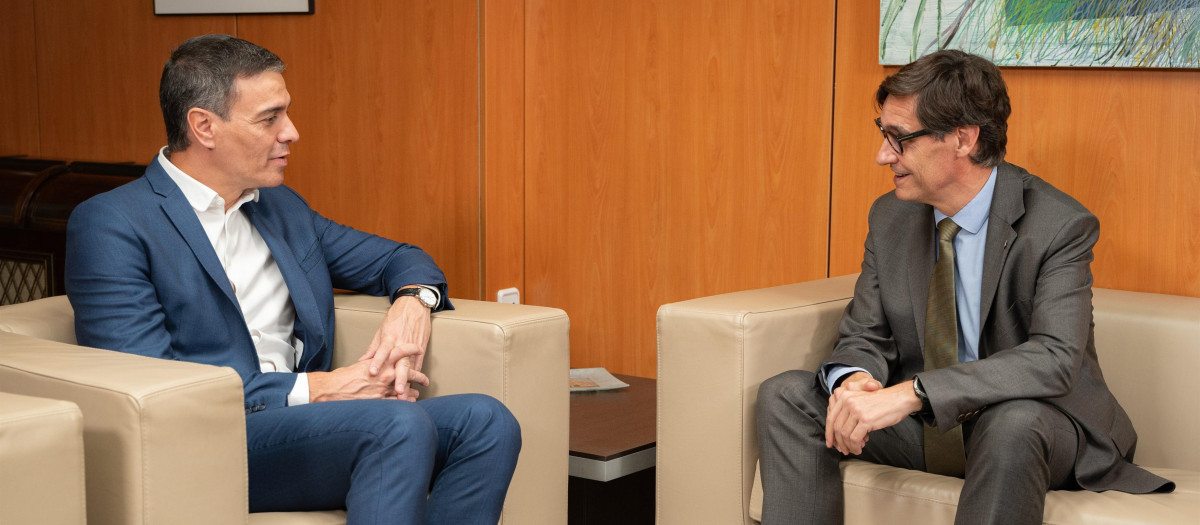 El presidente del Gobierno, Pedro Sánchez, y el presidente de Cataluña, Salvador Illa
