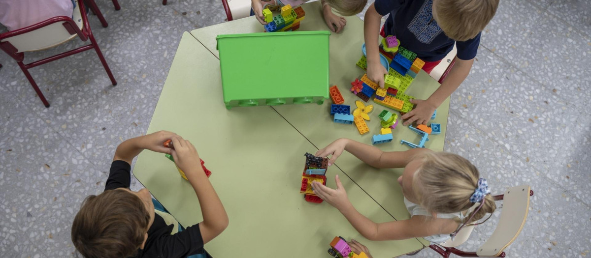 (Foto de ARCHIVO)
Varios niños juegan en el CEIP El Grau con motivo del inicio del curso escolar, a 12 de septiembre de 2022, en Valencia, Comunidad Valenciana (España). El curso escolar comienza en Valencia hoy lunes con más docentes y alumnos que el año pasado, 2021. La ratio media de alumnos en Infantil y Primaria se ha reducido un 1,3 % y en la ESO y Bachiller disminuye un 0,8 %. El curso comienza con la ausencia de restricciones por la pandemia y la implantación de la ley Lomloe en los cursos impares.
Jorge Gil / Europa Press
12 SEPTIEMBRE 2022;VALENCIA;CURSO ESCOLAR;JOAN RIBÓ;ALUMNOS;COLEGIO
12/9/2022