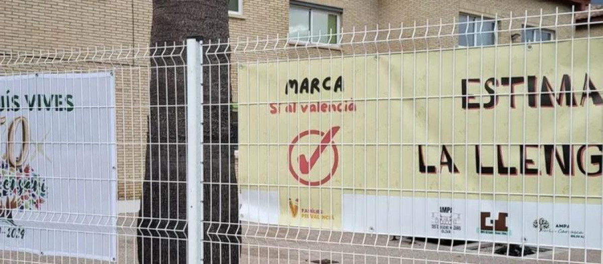 Cartelería a favor del valenciano en la educación en un colegio público de Valencia