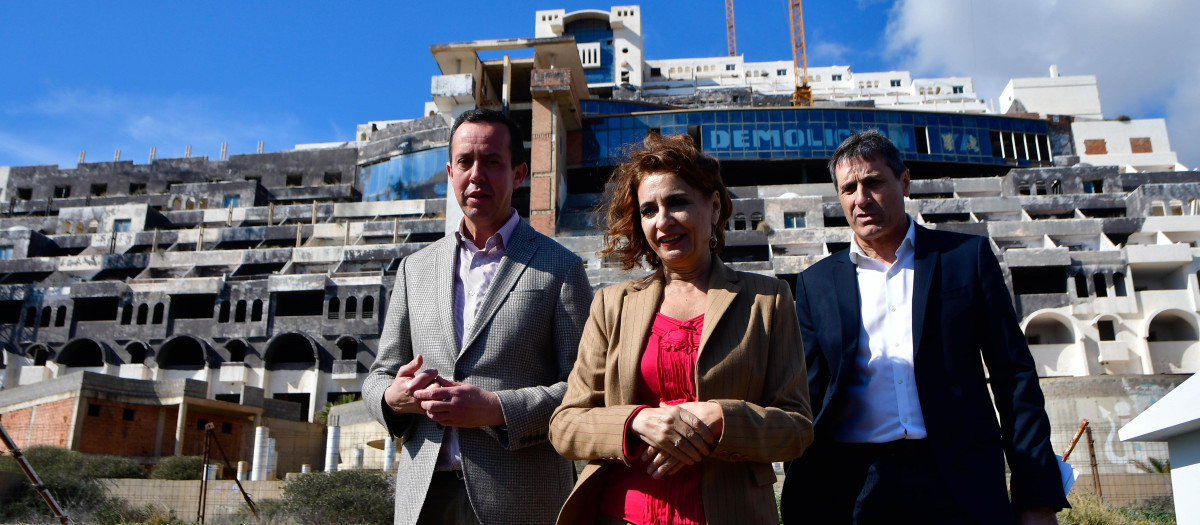 GRAFAND6324. CARBONERAS (ALMERÍA), 10/02/2025.- La vicepresidenta primera del Gobierno y ministra de Hacienda, María Jesús Montero(c), junto al subdelegado del Gobierno en Almería, José María Martín (i) y el delegado Pedro Fernández, durante una visita realizada este lunes al entorno donde se ubica el hotel El Algarrobico de Carboneras (Almería), donde ha anunciado que el Consejo de Ministros aprobará este martes una declaración de utilidad pública e iniciará la expropiación de los terrenos donde se ubica esta edificación, un trámite que conducirá a su derribo y a la recuperación de ese paraje natural del Cabo de Gata. EFE / Carlos Barba