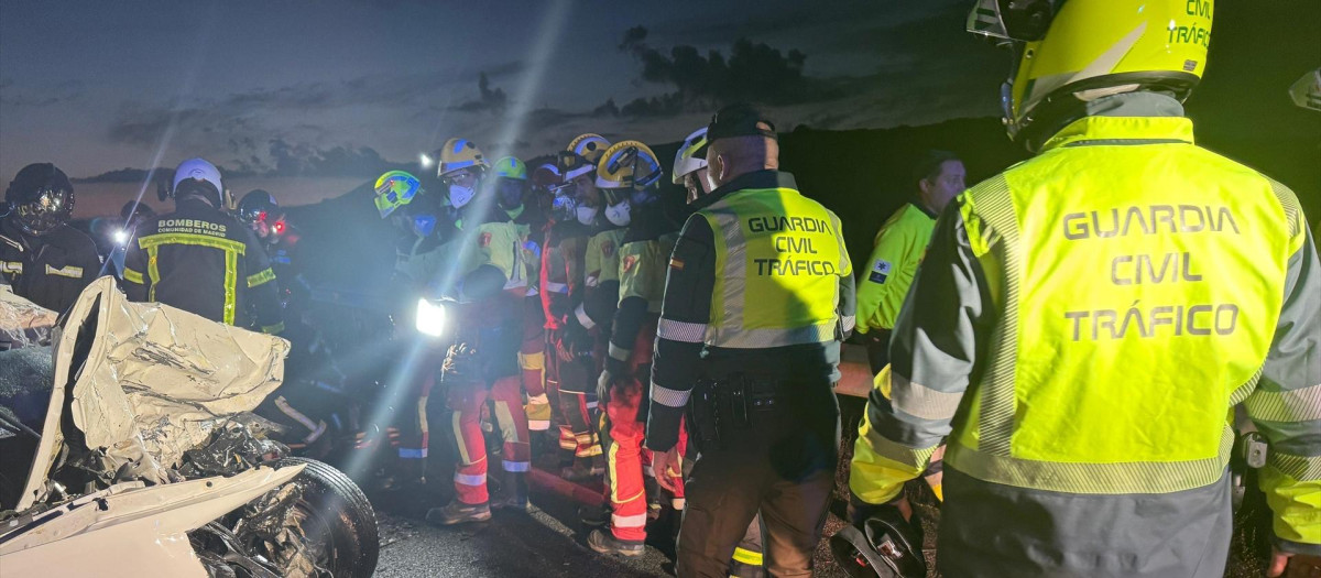 Accidente entre un coche y un camión
REMITIDA / HANDOUT por EMERGENCIAS 112 COMUNIDAD DE MADRID
Fotografía remitida a medios de comunicación exclusivamente para ilustrar la noticia a la que hace referencia la imagen, y citando la procedencia de la imagen en la firma
10/2/2025