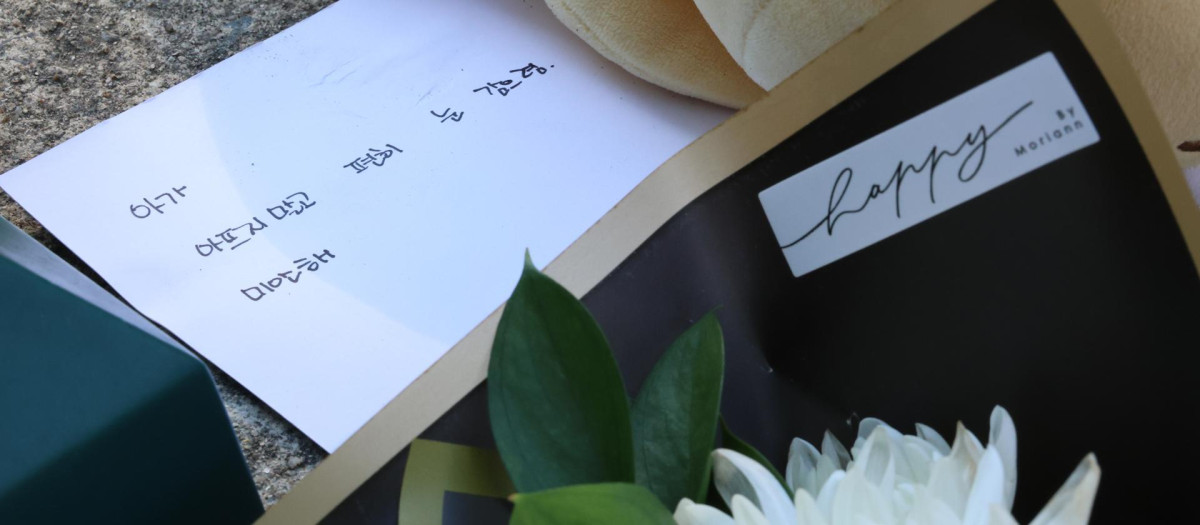 Un ramo de crisantemos con el mensaje 'No sufras y descansa en paz' ​​es depositado en una escuela primaria de la ciudad de Daejeon