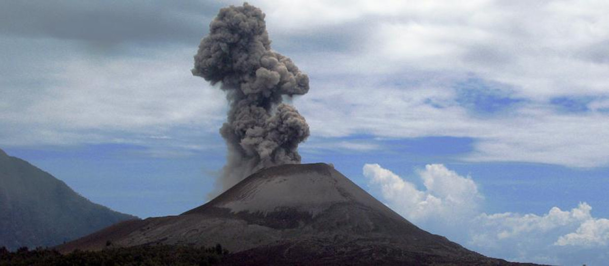 Imagen del volcán Krakatao en erupción