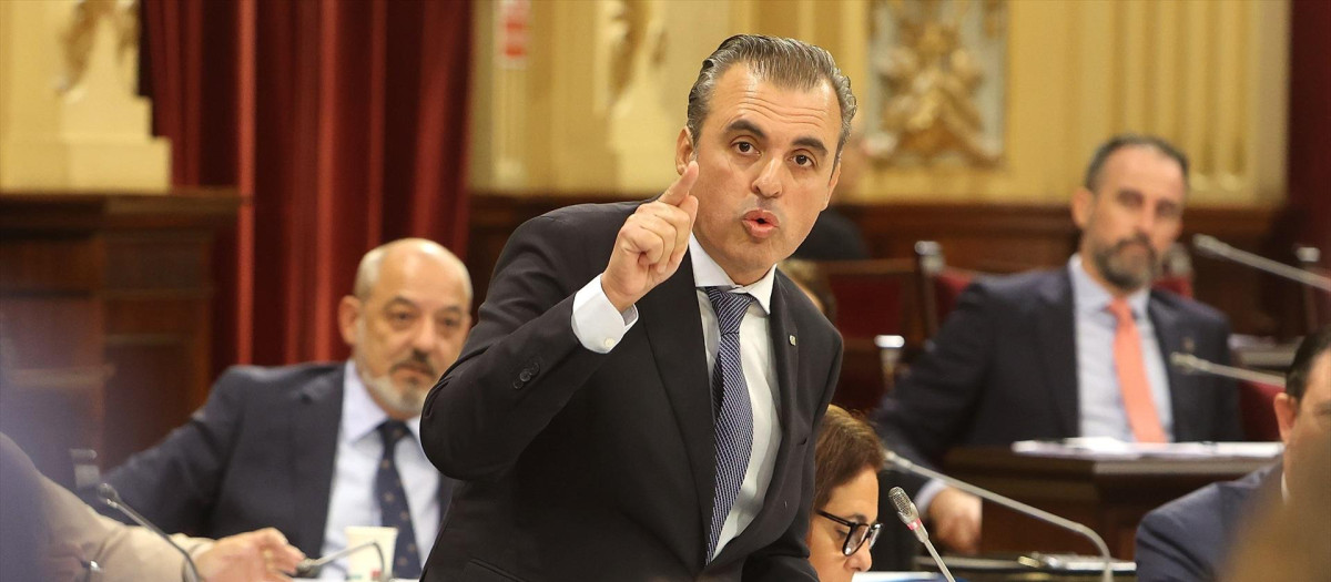 (Foto de ARCHIVO)
El conseller de Educación y Universidades, Antoni Vera, interviene durante un pleno en el Parlament balear, a 7 de noviembre de 2023, en Palma de Mallorca, Mallorca, Islas Baleares (España). El techo de gasto ha vuelto a debatirse y a votarse en el Parlament balear hoy en una jornada en la que se celebrarán dos sesiones plenarias. La convocatoria de este pleno se ha realizado después de que PP y VOX hayan cerrado un acuerdo para aplicar en Baleares la libre elección de la lengua, un acuerdo que previsiblemente dará lugar a la aprobación del techo de gasto con el apoyo de VOX.

Isaac Buj / Europa Press
07 NOVIEMBRE 2023;PLENO;SESIÓN PLENARIA;PARLAMENT;ILLES BALEARS;ISLAS BALEARES;PALMA;
07/11/2023