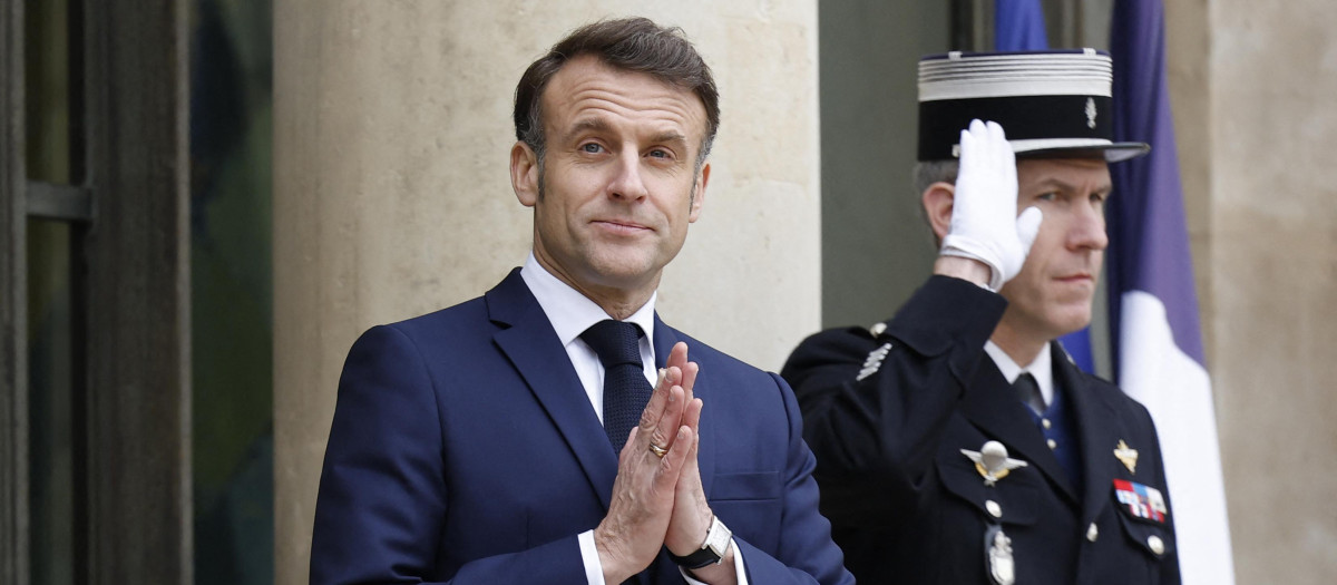 French President Emmanuel Macron (C) gestures as he awaits the arrival of US Vice-President and his wife before a working lunch, on the sidelines of the Artificial Intelligence (AI) Action Summit, at the Elysee Palace, in Paris, on February 11, 2025. (Photo by Ian LANGSDON / AFP)