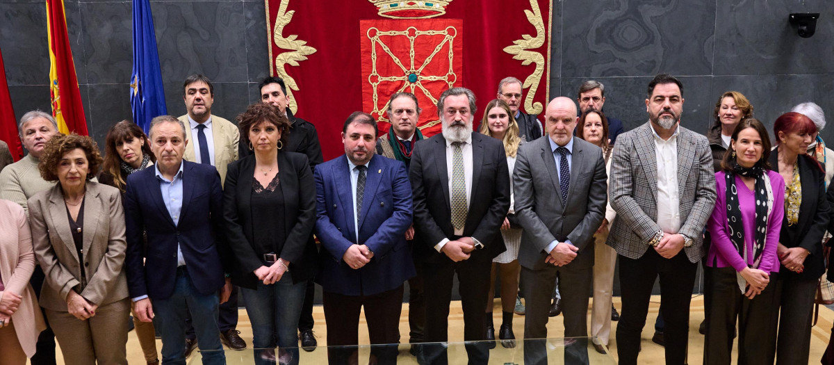 Víctimas del terrorismo y parlamentarios navarros en la conmemoración del Día en memoria de los desplazados por ETA