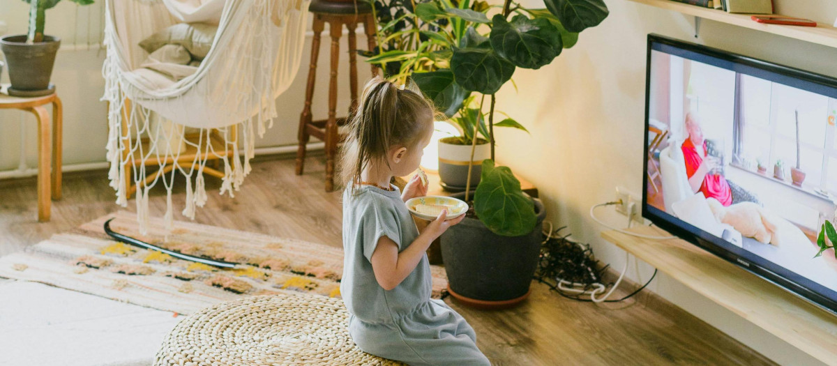 Una niña frente a la televisión