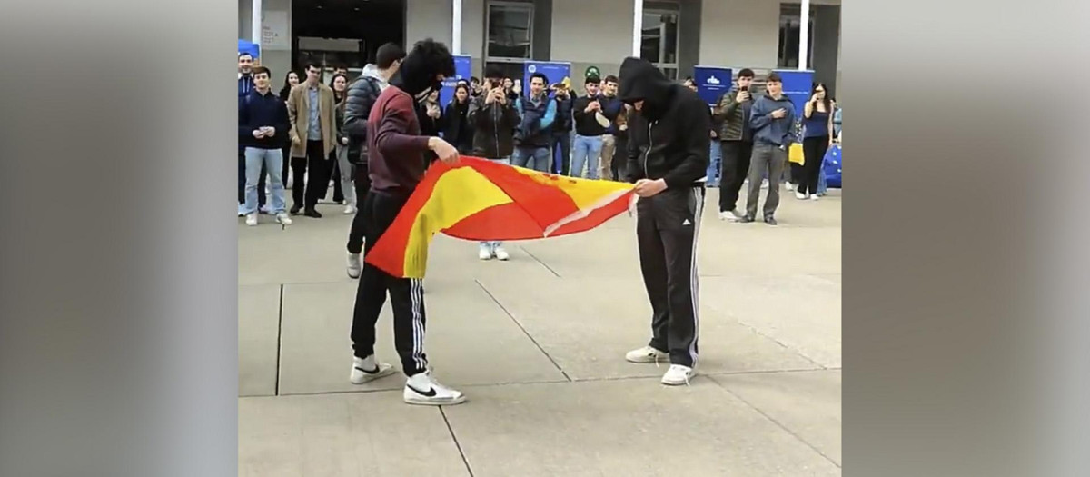 Jóvenes independentistas queman la bandera de España en la Universidad Popeu Fabra de Barcelona