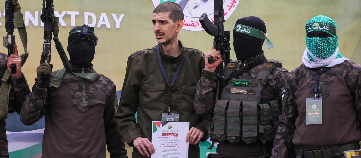 Terroristas de Hamás preparan la entrega del secuestrado israelí Or Levy a la Cruz Roja