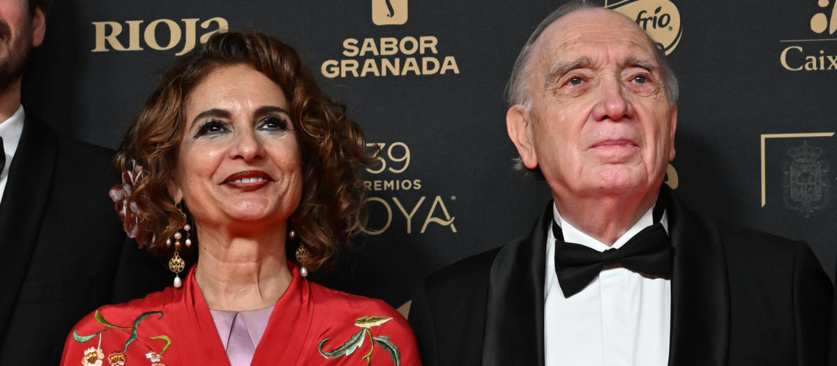La vicepresidenta primera del Gobierno y ministra de Hacienda, María Jesús Montero, y el presidente de la Academia de las Artes y las Ciencias Cinematográficas de España, Fernando Méndez-Leite