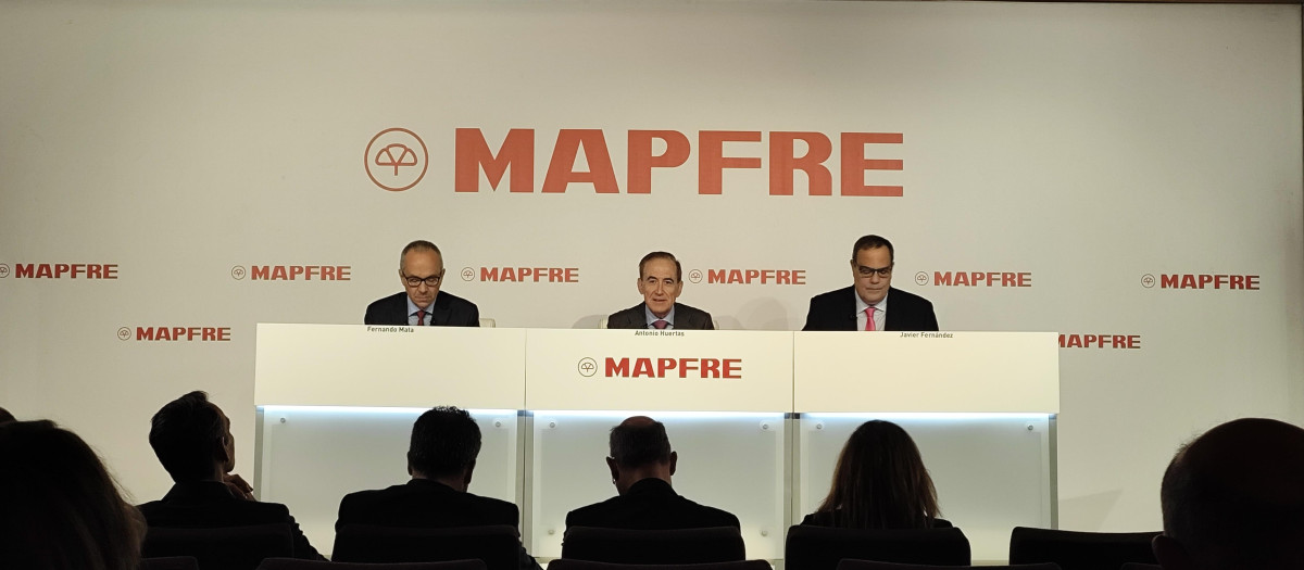 Fernando Mata, Antonio Huertas y Javier Fernández, durante la presentación de resultados de Mapfre de 2024