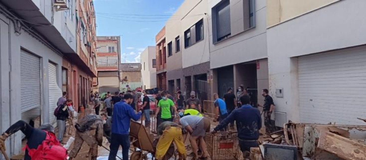 Voluntarios de la Diócesis Segorbe-Castellón ayudando en las poblaciones afectadas por la dana en Valencia