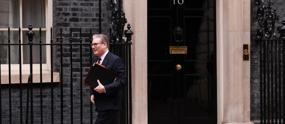 Starmer saliendo del 10 de Downing Street