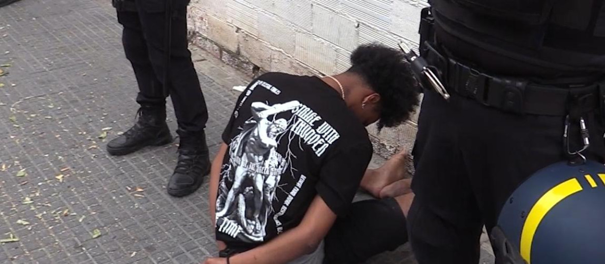 Uno de los detenidos en la operación policial