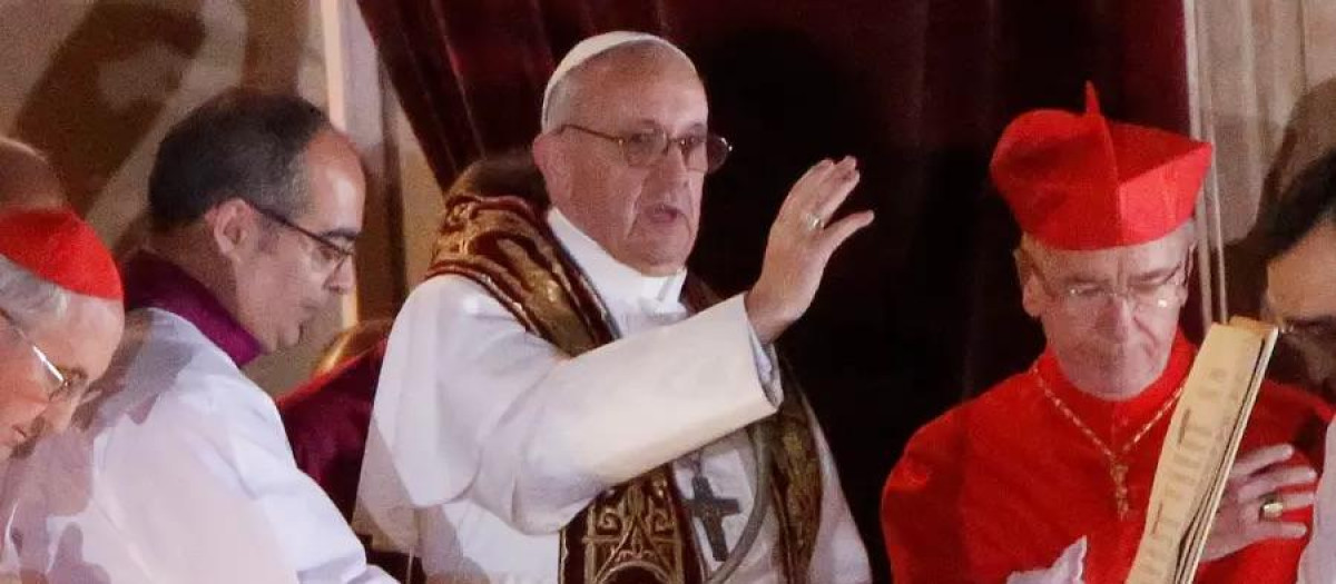 Jorge Mario Bergoglio es elegido el 266º Papa de la Iglesia Católica, adoptando el nombre de Francisco