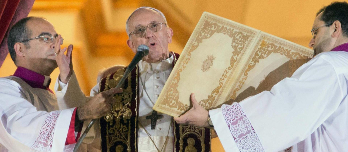 El Papa Francisco se dirige a los peregrinos de la Plaza de San Pedro tras ser elegido Papa