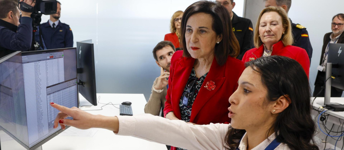 La ministra de Defensa, Margarita Robles, y la secretaria de Estado de Defensa, Amparo Valcarce, en su visita a las las instalaciones de Hisdesat Centro de Control de Satélites