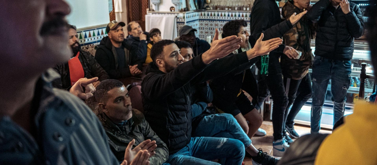 Seguidores marroquíes siguen un partido de fútbol del Mundial de Catar en un bar de Madrid