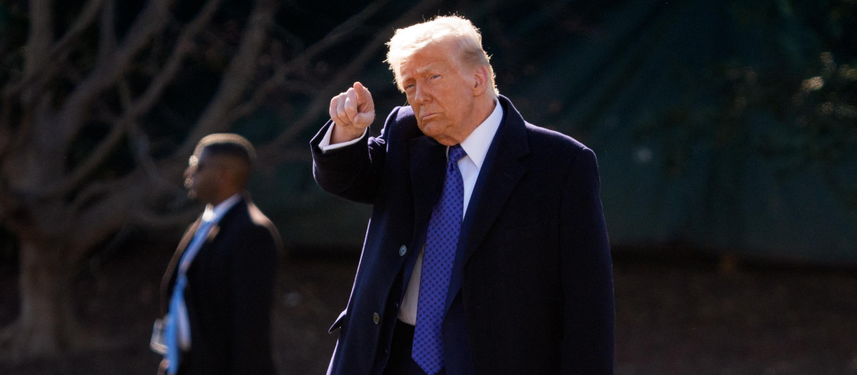 Donald Trump, presidente de EE.UU. camina en el patio de la Casa Blanca