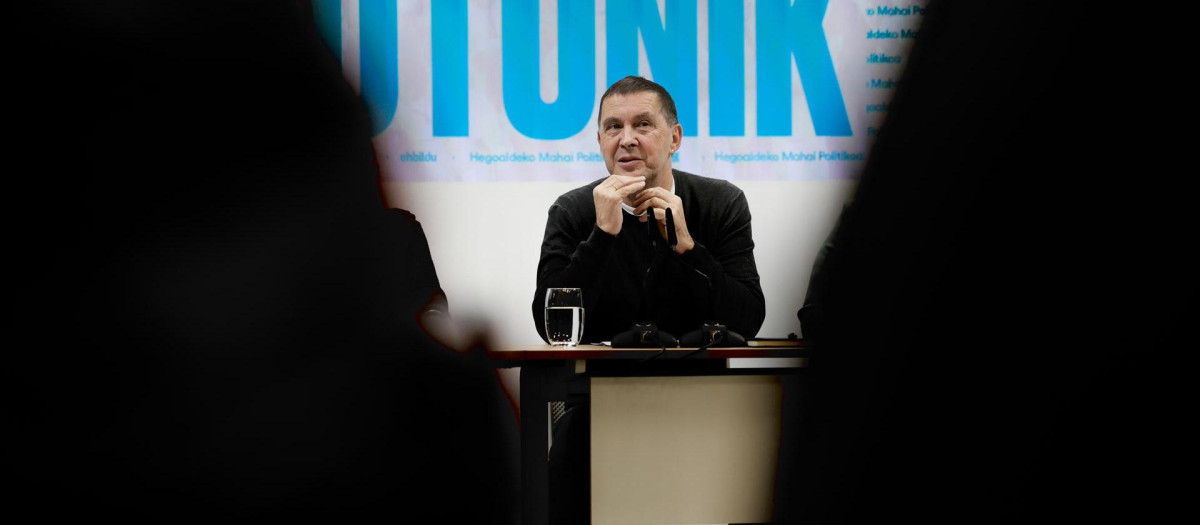 El secretario general de Bildu, Arnaldo Otegi, preside la mesa política de la formación celebrada este sábado en San Sebastián