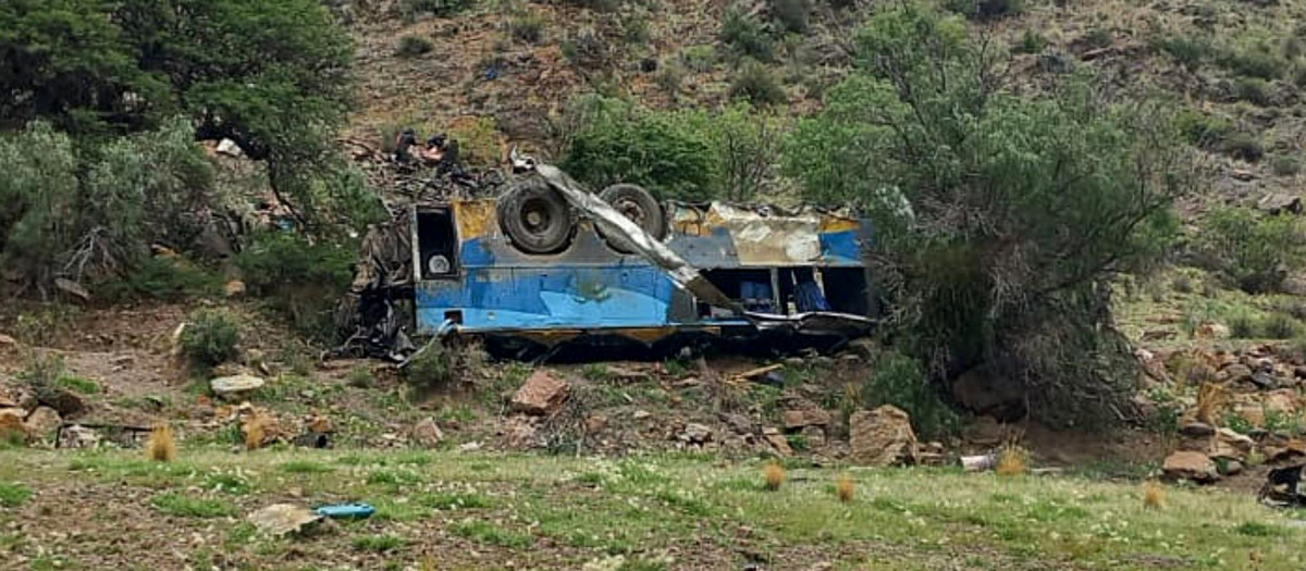 Los restos del autobús que cayó en un abismo en Bolivia