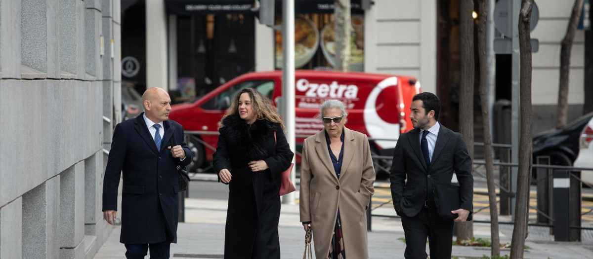 La empresaria Carmen Pano(d), y su hija, Leonor González Pano(i), a su llegada a la Audiencia Nacional