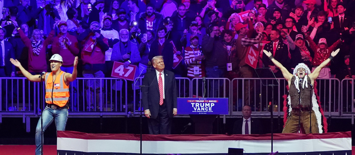 Donald Trump junto a Village People el pasado enero