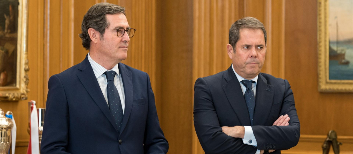 El presidente de la CEOE, Antonio Garamendi (i), y el presidente de CPYME, Gerardo Cuerva