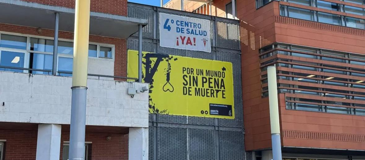 El Ayuntamiento de Rivas colgó una pancarta que aboga por un mundo sin pena de muerte