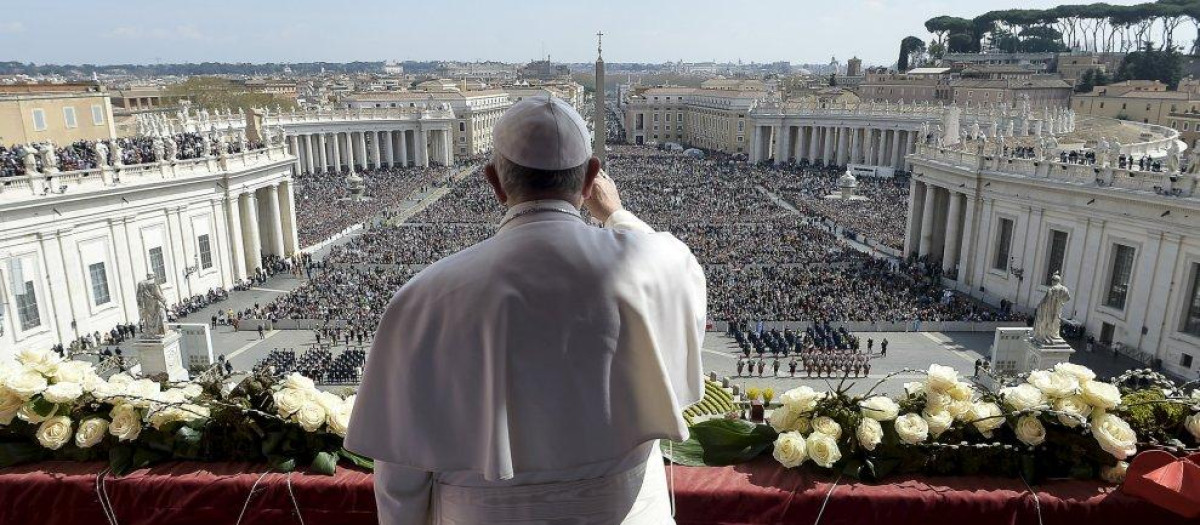 El Papa Francisco saluda a los fieles congregados en la plaza de San Pedro, en una imagen de archivo