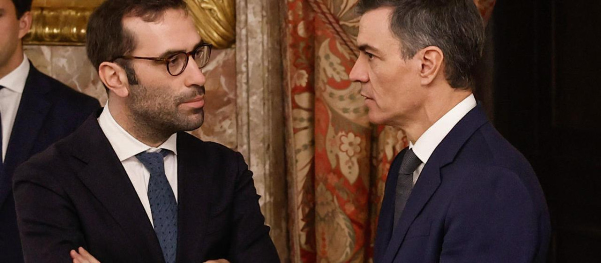 Pedro Sánchez conversa con el ministro de Economía, Carlos Cuerpo, y en la mesa se puede ver el discurso de Al Sisi traducido al español