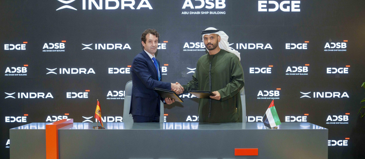 Ángel Escribano, presidente ejecutivo de Indra, y Khaled Al Zaabi, presidente de Plataformas y Sistemas de EDGE y presidente de ADSB