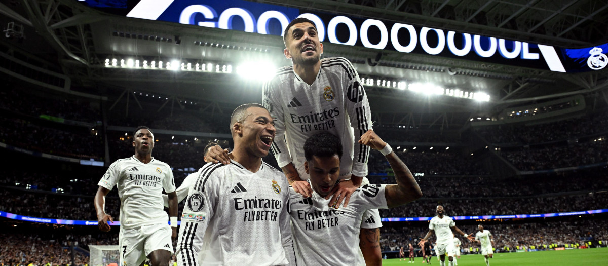 Los jugadores del Real Madrid celebran el segundo gol de Mbappé