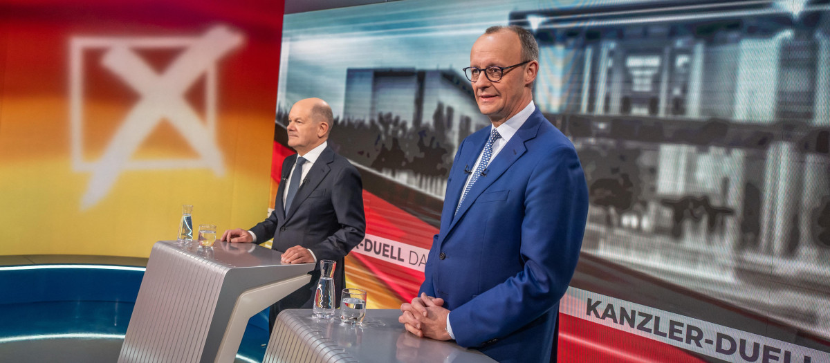 El canciller alemán del Partido Socialdemócrata, Olaf Scholz y su rival de la Unión Demócrata Cristiana, Friedrich Merz