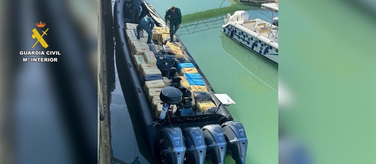 Narcolancha intervenida con hachís en la costa de Huelva

REMITIDA / HANDOUT por GUARDIA CIVIL
Fotografía remitida a medios de comunicación exclusivamente para ilustrar la noticia a la que hace referencia la imagen, y citando la procedencia de la imagen en la firma
20/2/2025